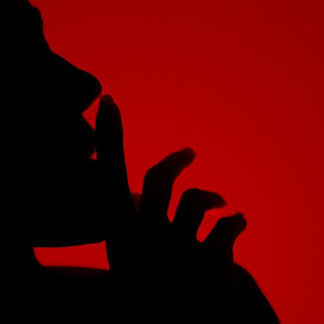 Panneaux de signalisation multilingues avec des noms de commerces et de plats.